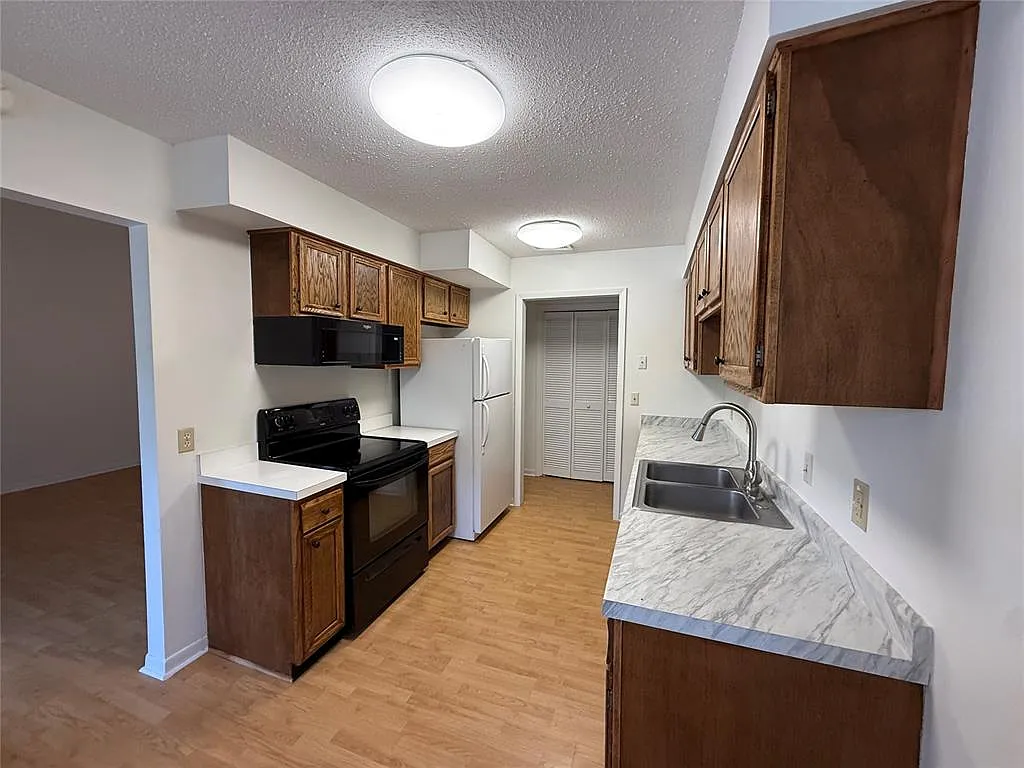 3 bed, 1352 sqft, $2,295 — Photo 3