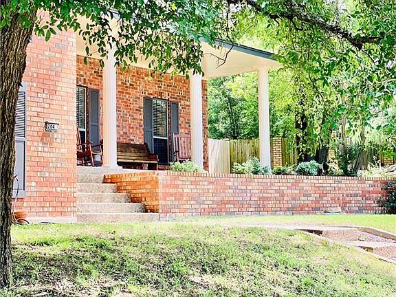 3rd image of 704 Davis Cir