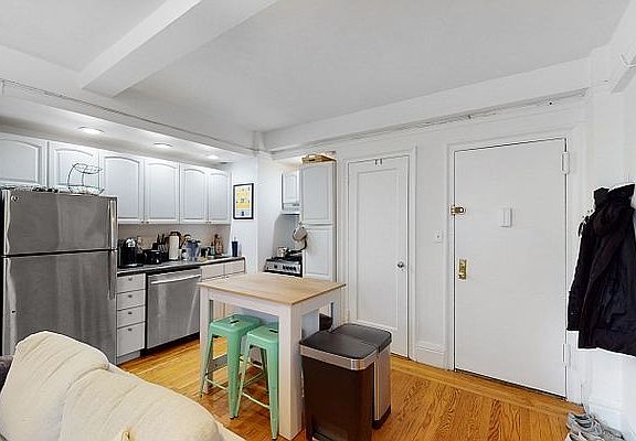3rd image of 50 W 72nd St #101112