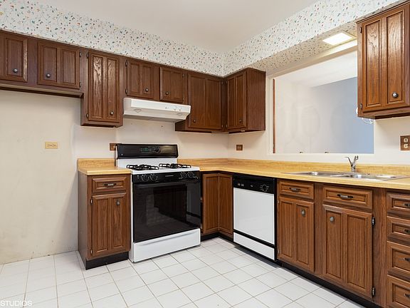 2nd image of 5S015 Spyglass Ct