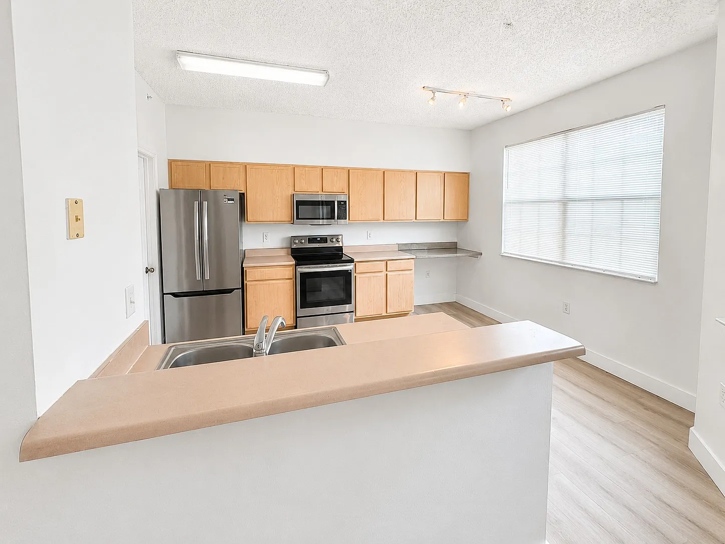 2 bed, 990 sqft, $1,650 — Photo 3
