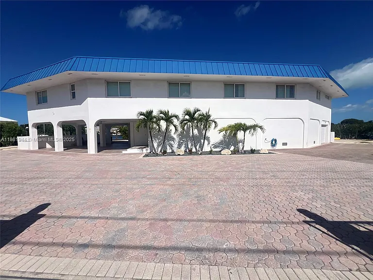 7760 Aviation Blvd — Photo 11