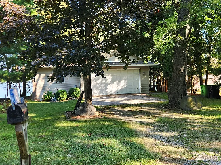 W10606 Hickory Point Rd — Photo 2