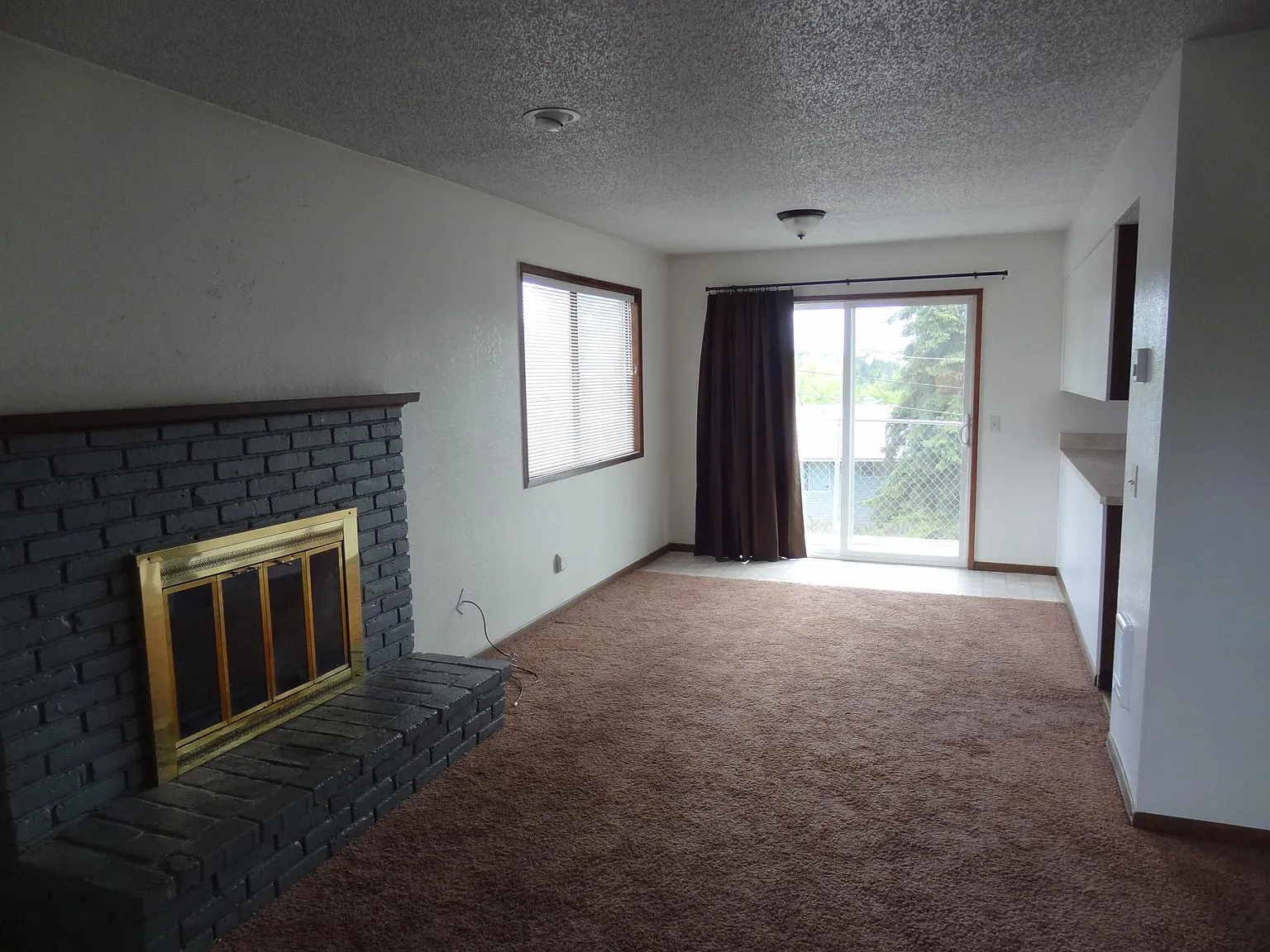215 NW Coryell Ct — Photo 4