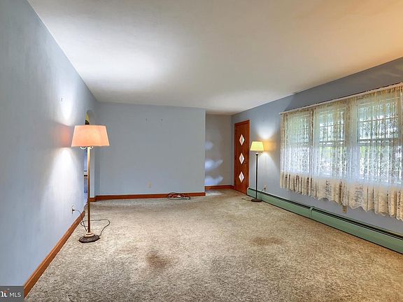 4th image of 1647 Ridge Rd