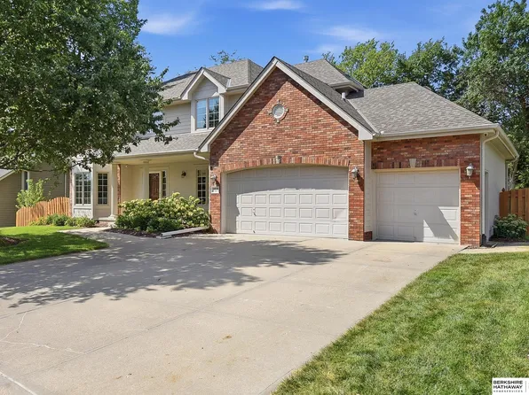 1210 Macarthur Dr, Papillion, NE 68046