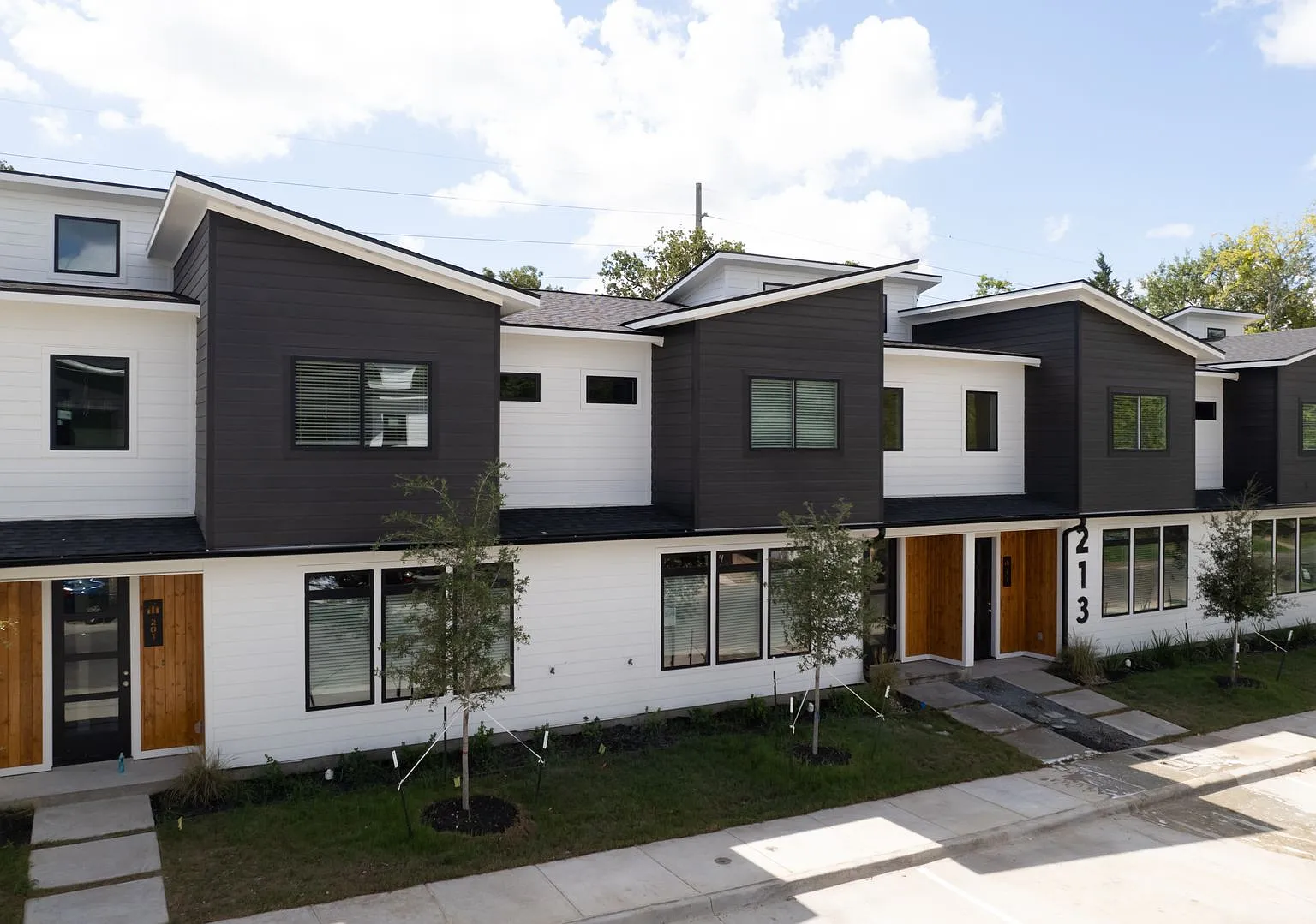 Luxury Modern Townhome-Pre-leasing Fall 2027 — Photo 2