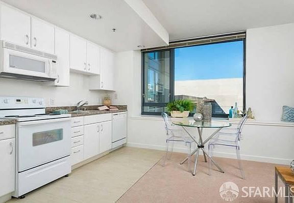 5th image of 260 King St Unit 861