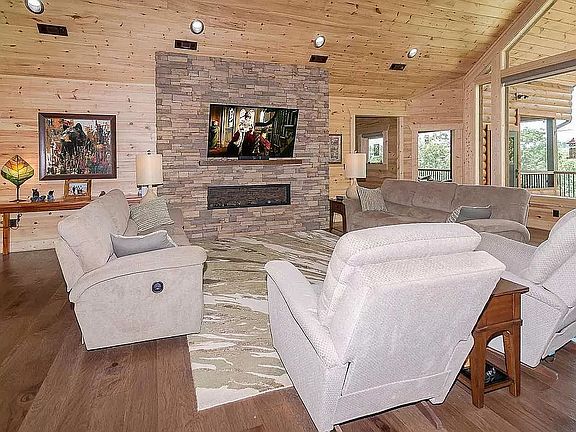 4th image of 1012 Pine Top Ln