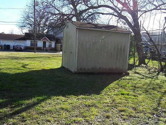 4th image of 925 E 32nd 1/2 St Lot 17