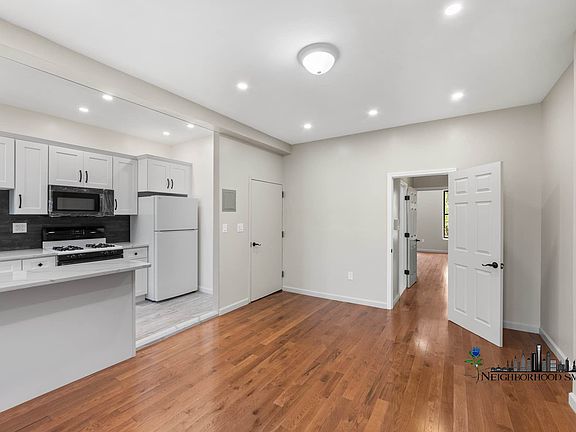 3rd image of 601 Putnam Ave #2