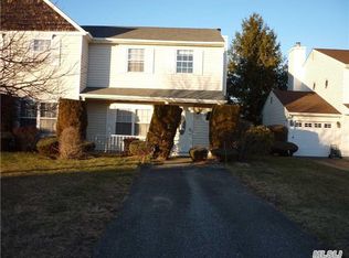 8 Fox Path, Coram, NY 11727