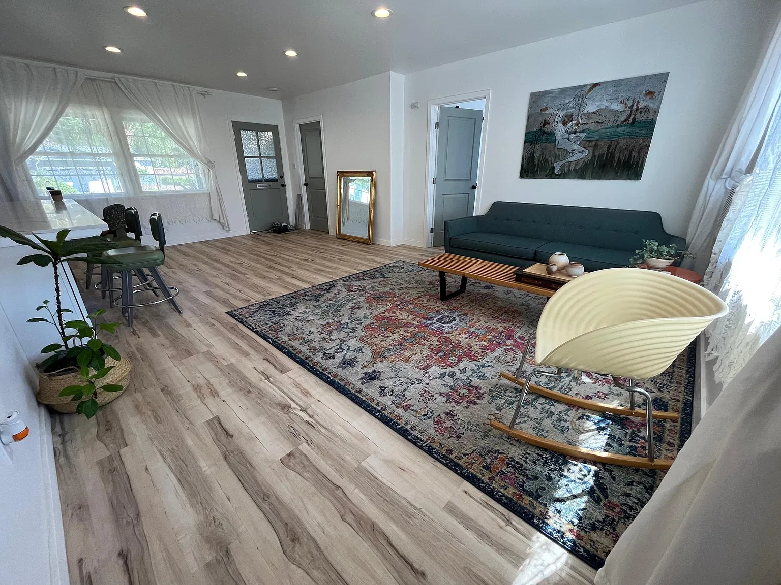 3 bed, 1120 sqft, $5,160 — Photo 2