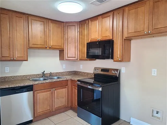 2 bed, 1.0 bath, 2003 sqft, $1,280 — Photo 2