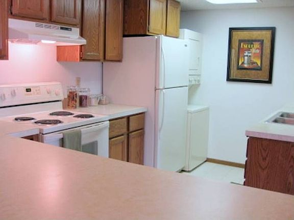 Kitchen w/breakfast bar &