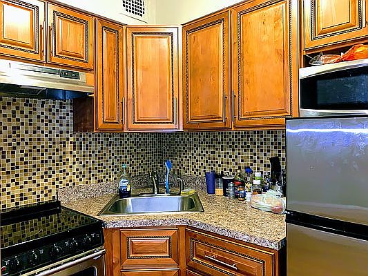 3rd image of 211 W 79th St APT 5