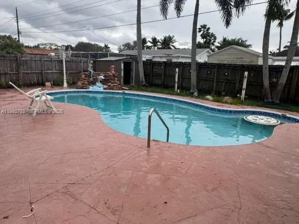 4390 NW 4th Ct, Pompano Beach, FL 33066