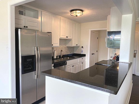 5th image of 2401 Pennsylvania Ave APT 302