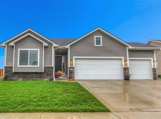 9518 Cedarwood Dr, West Des Moines, IA 50266
