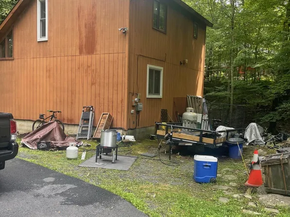 5994 Decker Rd, Bushkill, PA 18324