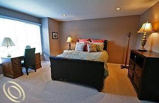 5th image of 2910 Meadowood Ln