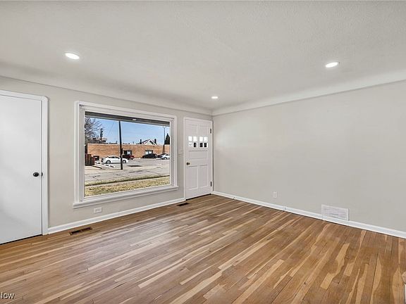 5th image of 7903 Pinegrove Ave