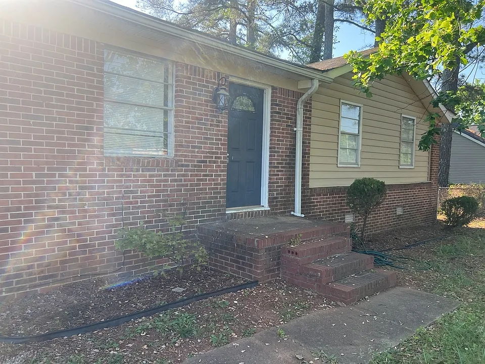 1905 Priscilla Ln NW