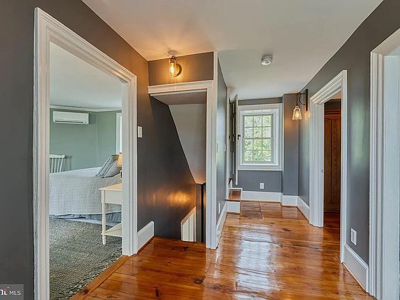 3rd image of 20597 Airmont Rd