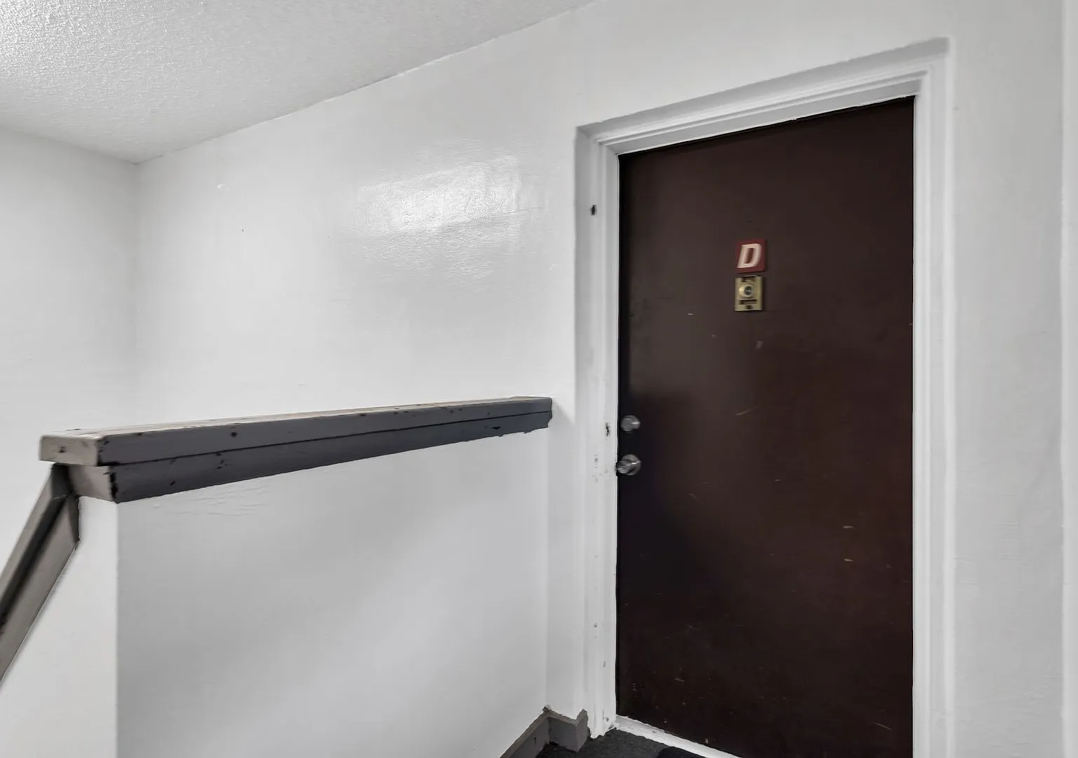 1 Bed / 1 Bath Updated Kitchen and Bathroom price reduced to $1,050/month (Water Included) — Photo 2