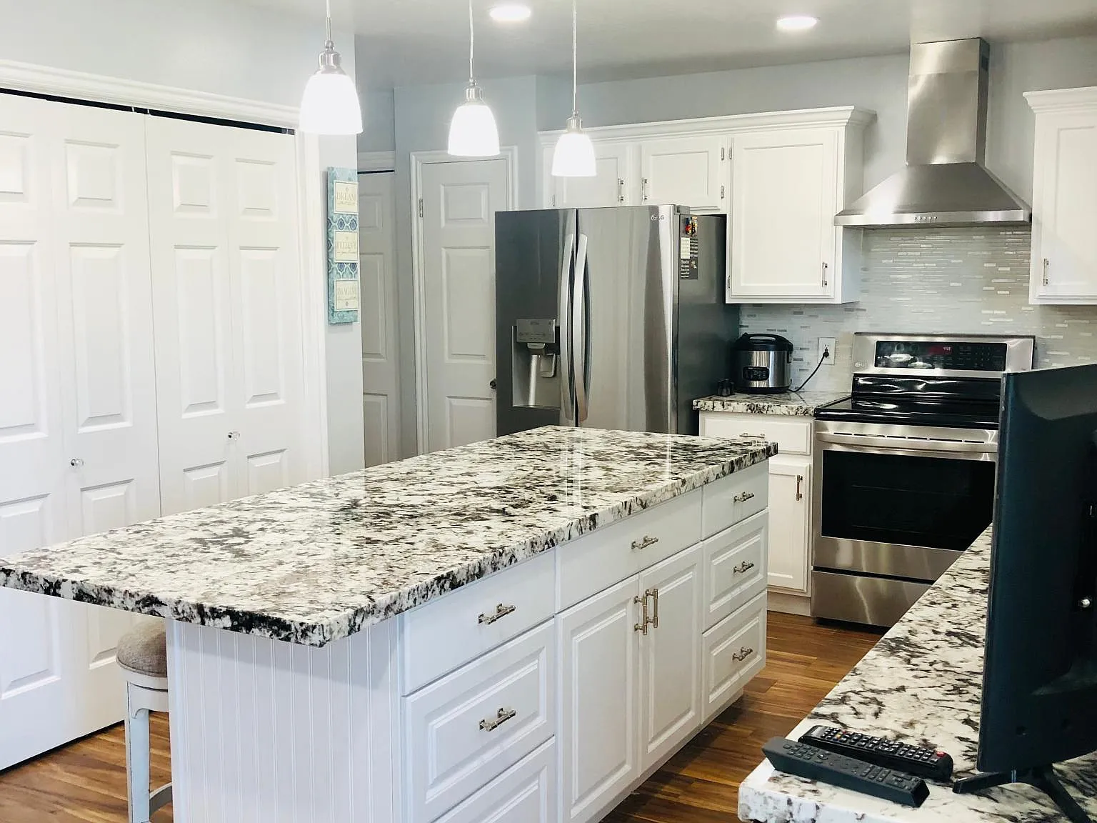 5 bed, 2998 sqft, $3,200 — Photo 3