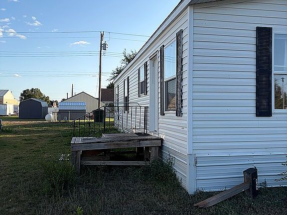 2nd image of 809 4th St NE