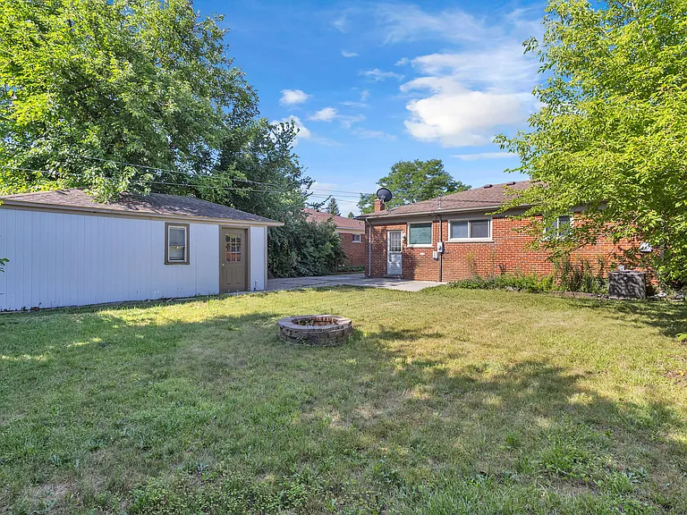 8484 Berwyn St — Photo 22