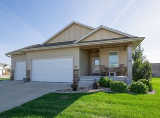 465 Creek Side Dr, Fairfax, IA 52228