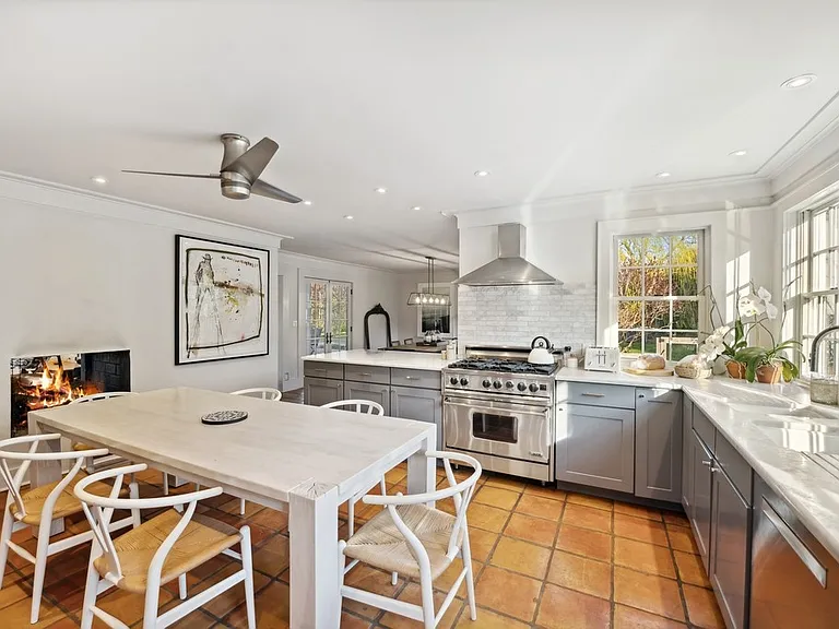 8 Barker Ln — Photo 10