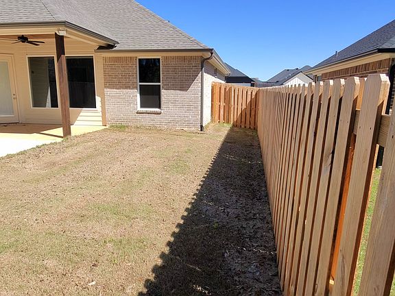 4th image of 906 Alex Dr