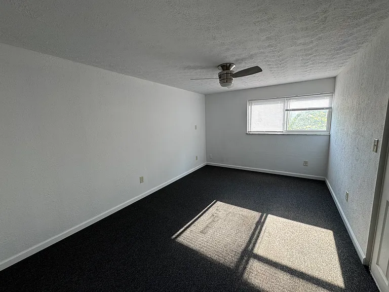 1117 Irving Ave — Photo 5