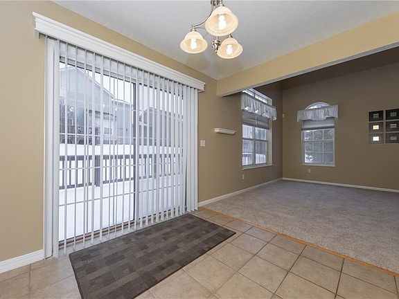 4th image of 279 Huntsford Dr