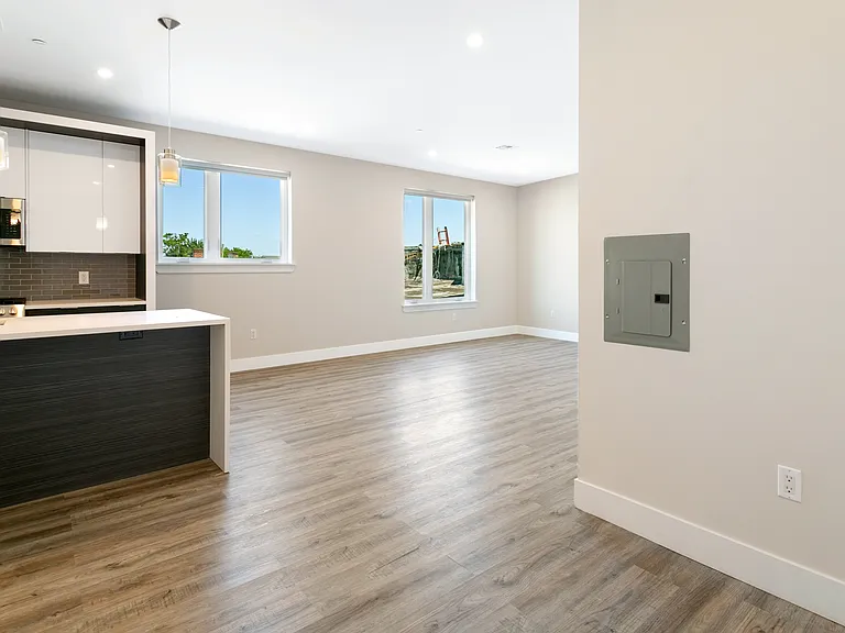 E Plaza & Residences — Photo 10