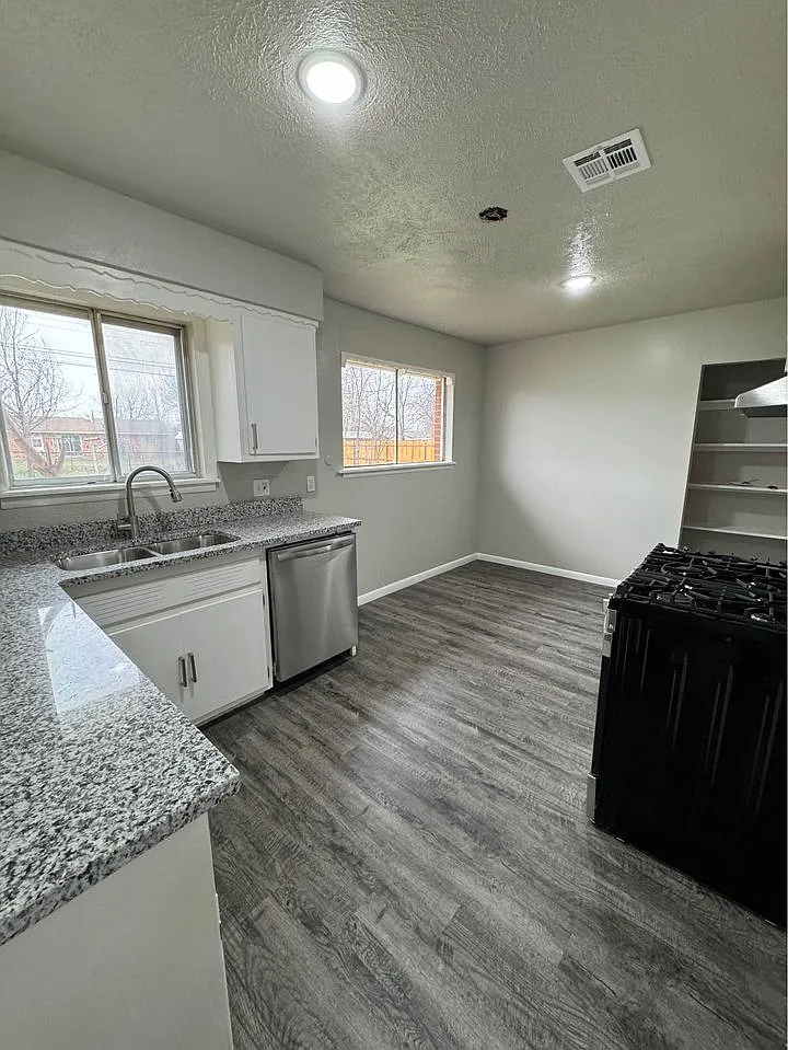 3 bed, 900 sqft, $1,100 — Photo 4
