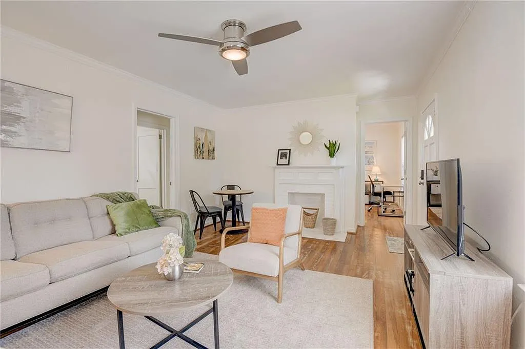 3 bed, 1069 sqft, $1,900 — Photo 2