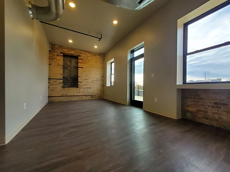 240 N Broadway — Photo 10