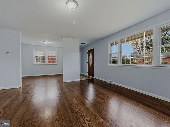 5th image of 10 Sheffield Manor Dr