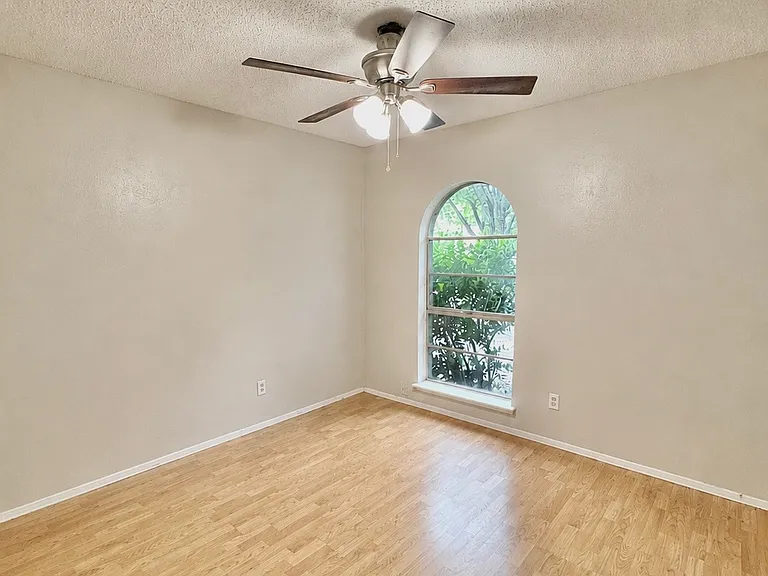 1409 Glacier Dr — Photo 3