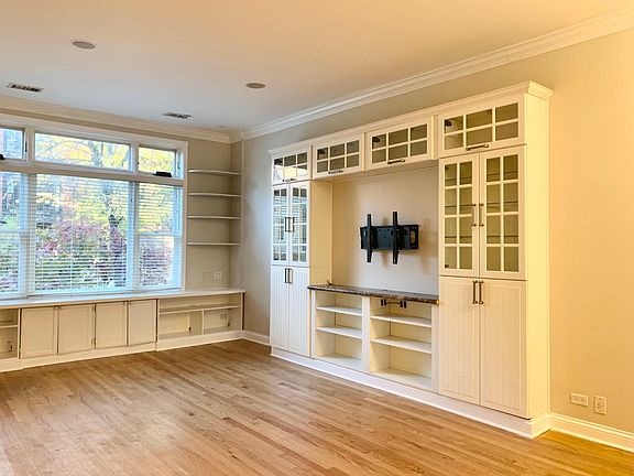 3rd image of 841 W Wrightwood Ave #1