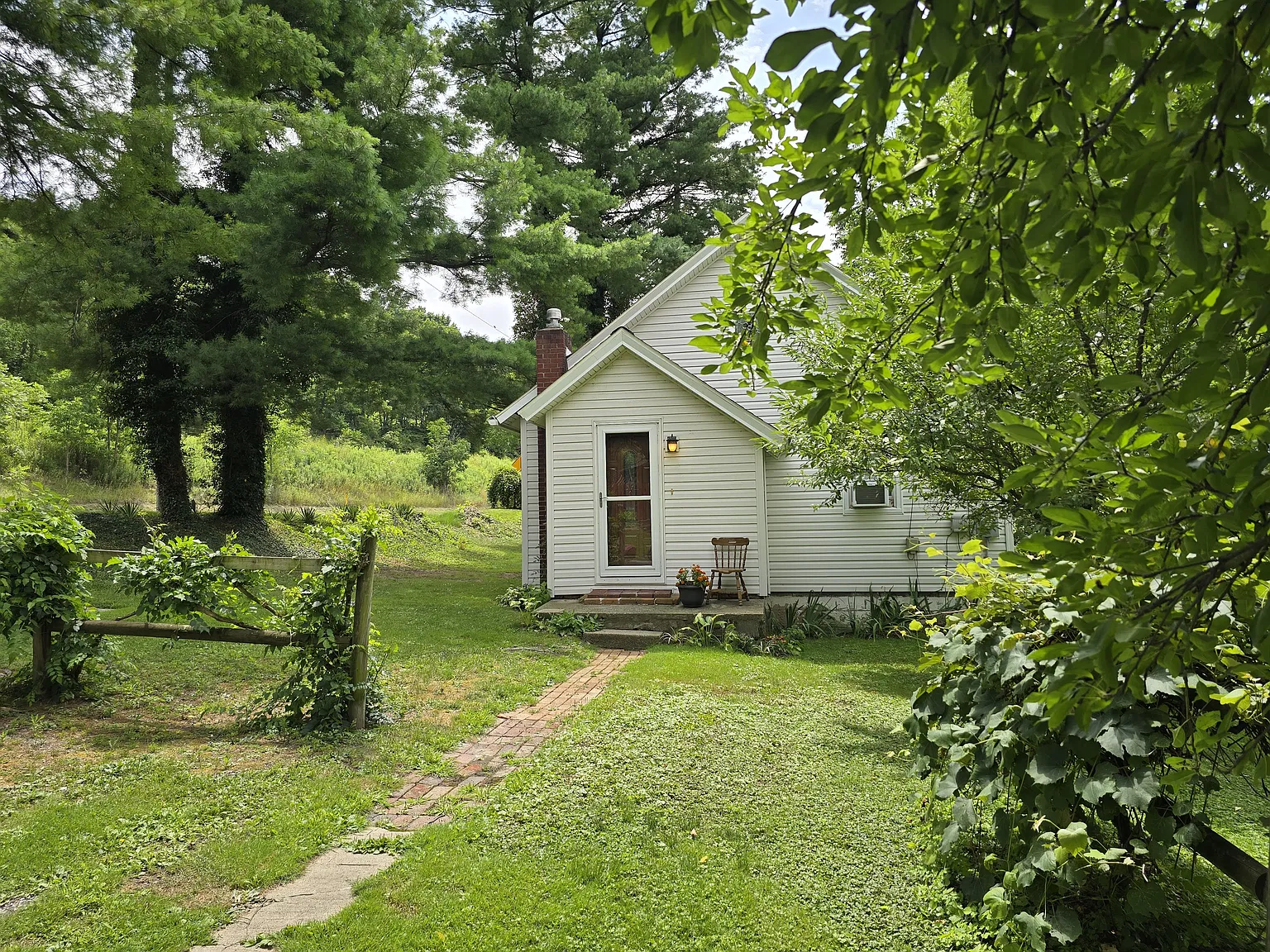 106 Lowry — Photo 2