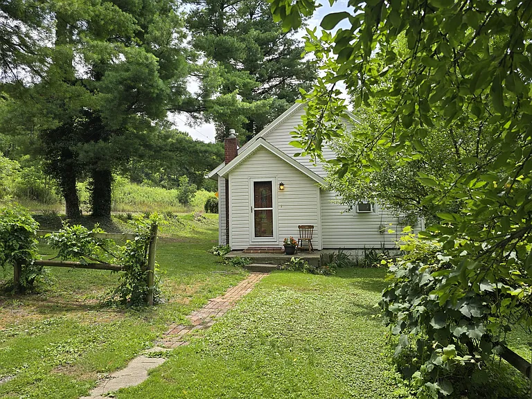 106 Lowry St — Photo 2