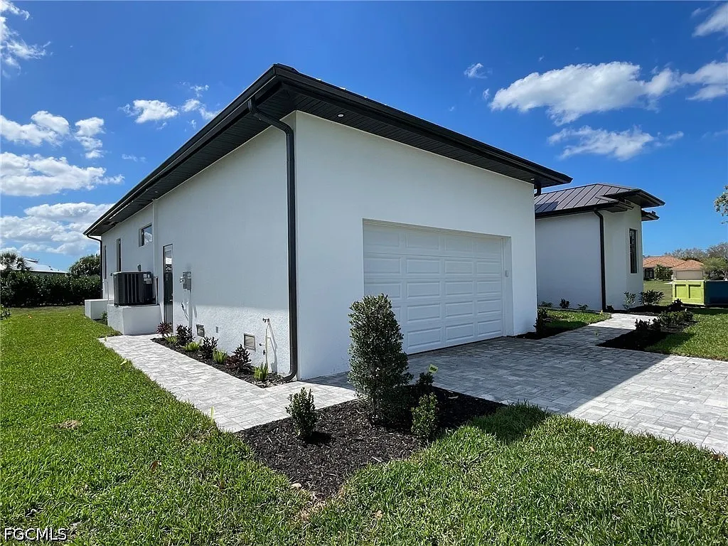 4 bed, 3.0 bath, 2302 sqft, $3,100 — Photo 3