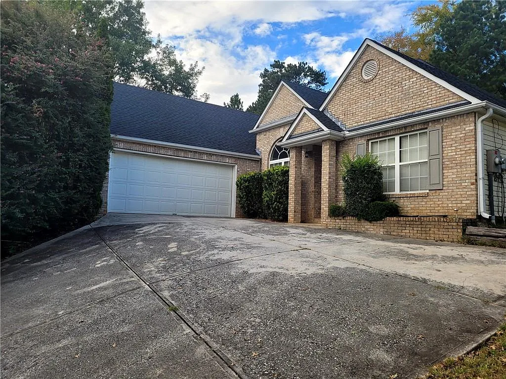 3 bed, 2.0 bath, 1742 sqft, $2,000 — Photo 2