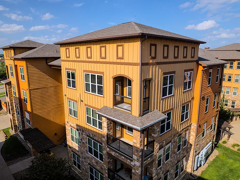 Our vibrant exteriors and inviting balconies mean daily life here is beautiful, comfortable, and easy.