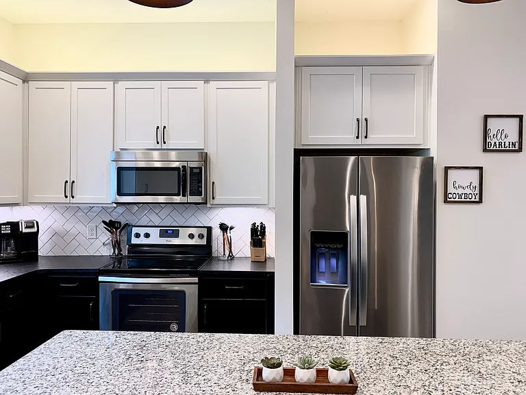 1027 E Trinity Ln — Photo 22